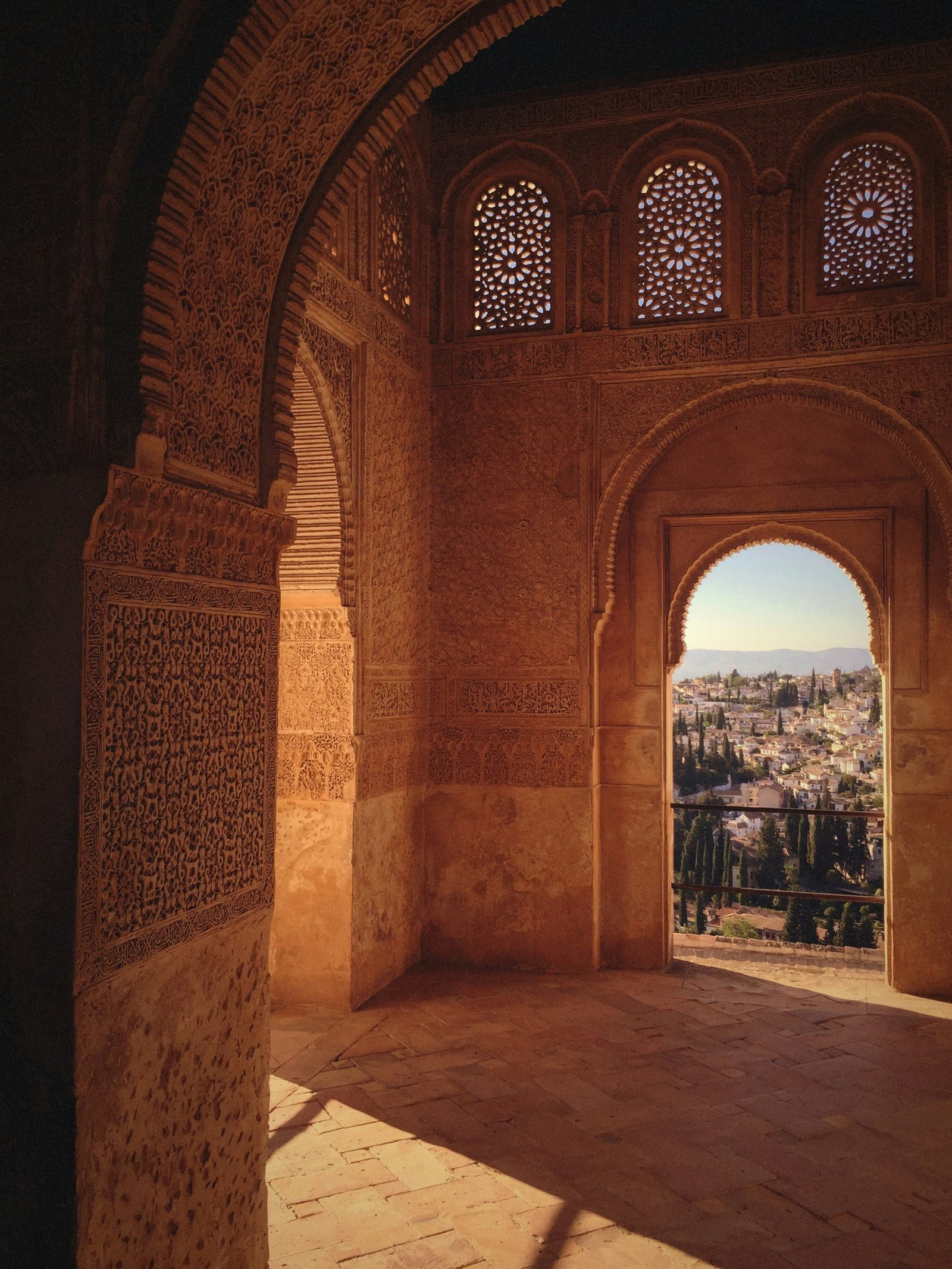Vista de Granada desde un arco de la Alhambra al atardecer